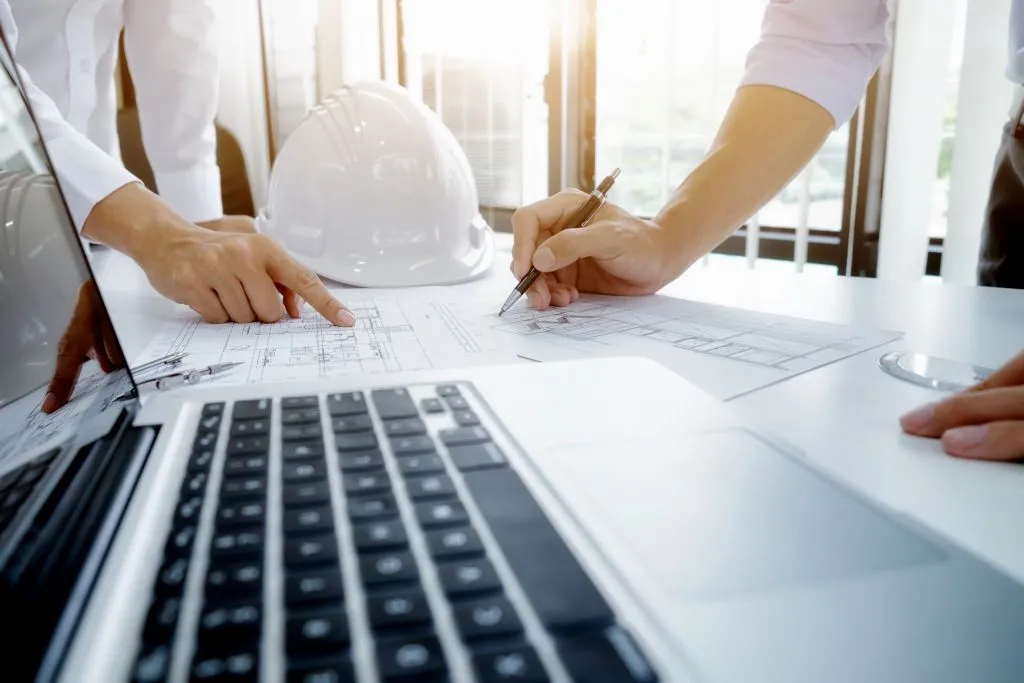 engineer-meeting-for-architectural-project-working-with-partner.jpg компьютер